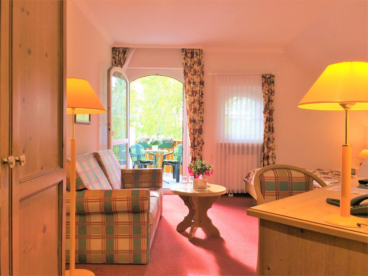 Landhaus Mueritzgarten Hotel Garni Robel Exterior photo